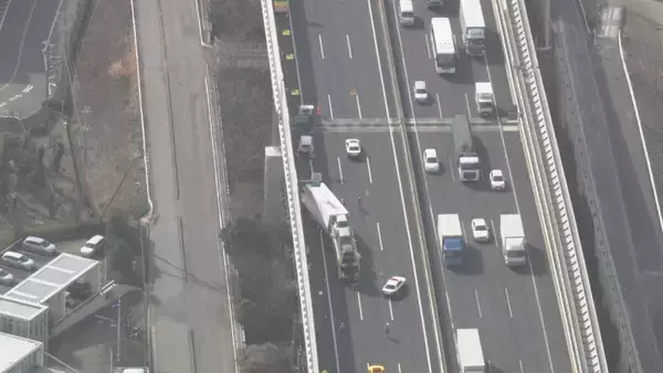 「車4台が絡む事故 50代くらいの男性が意識不明 20代男性がケガ 伊勢湾岸道 豊明IC～名古屋南JCT 下り線で通行止め」の画像