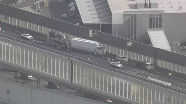 「車4台が絡む事故 50代くらいの男性が意識不明 20代男性がケガ 伊勢湾岸道 豊明IC～名古屋南JCT 下り線で通行止め」の画像