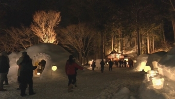 ほのかな明かりに包まれ｢中尾かまくらまつり｣始まる 獅子舞披露され地酒も 2月10日まで 岐阜･新穂高温泉 中尾白山神社
