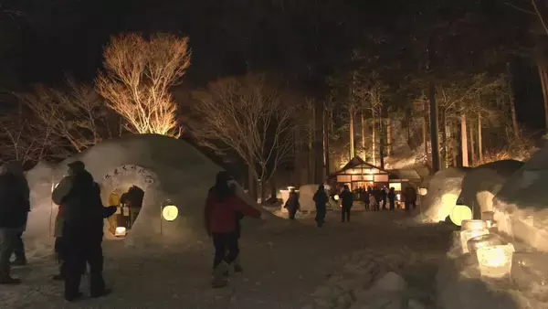 ほのかな明かりに包まれ｢中尾かまくらまつり｣始まる 獅子舞披露され地酒も 2月10日まで 岐阜･新穂高温泉 中尾白山神社