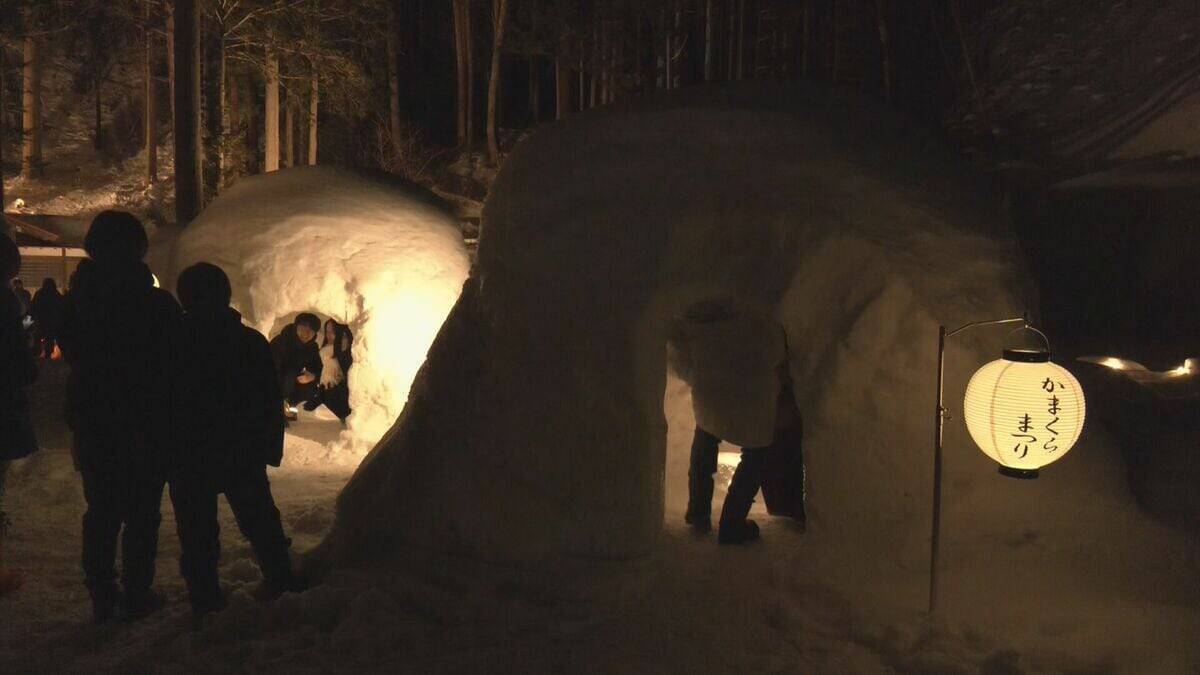 ほのかな明かりに包まれ｢中尾かまくらまつり｣始まる 獅子舞披露され地酒も 2月10日まで 岐阜･新穂高温泉 中尾白山神社