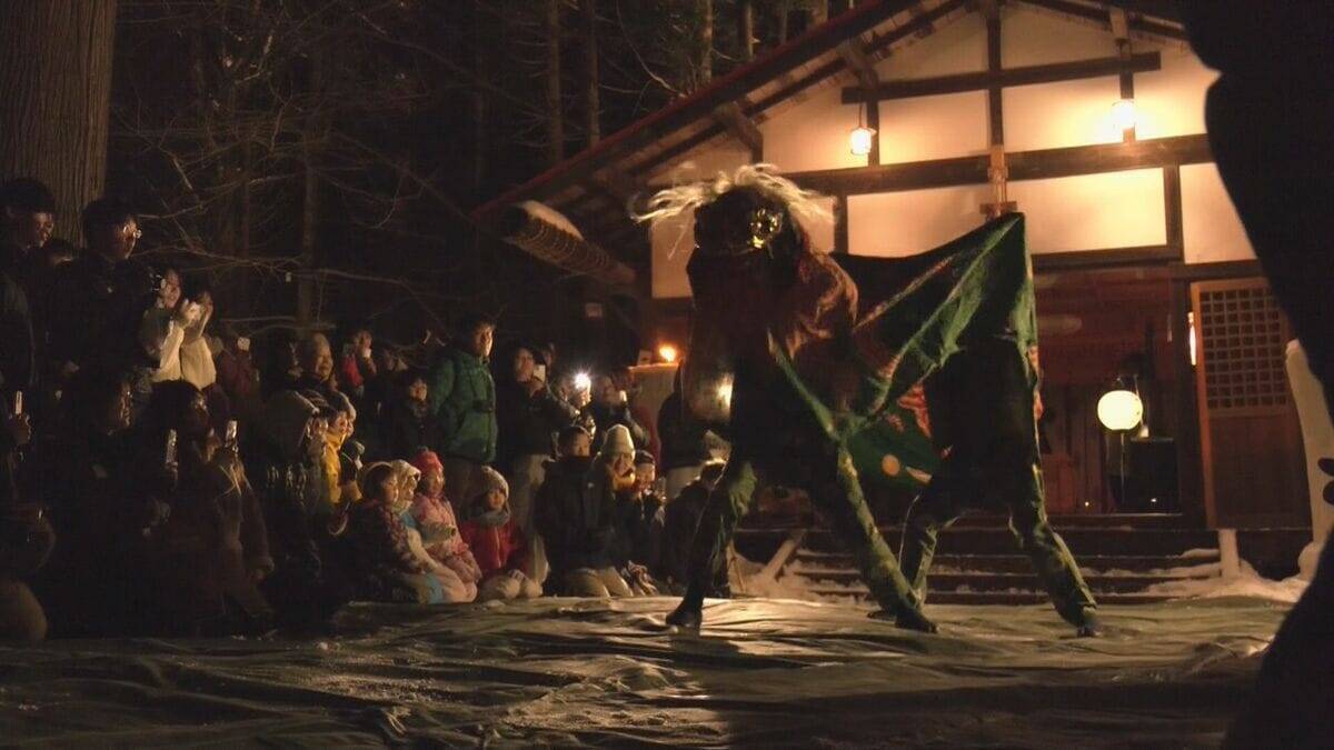 ほのかな明かりに包まれ｢中尾かまくらまつり｣始まる 獅子舞披露され地酒も 2月10日まで 岐阜･新穂高温泉 中尾白山神社