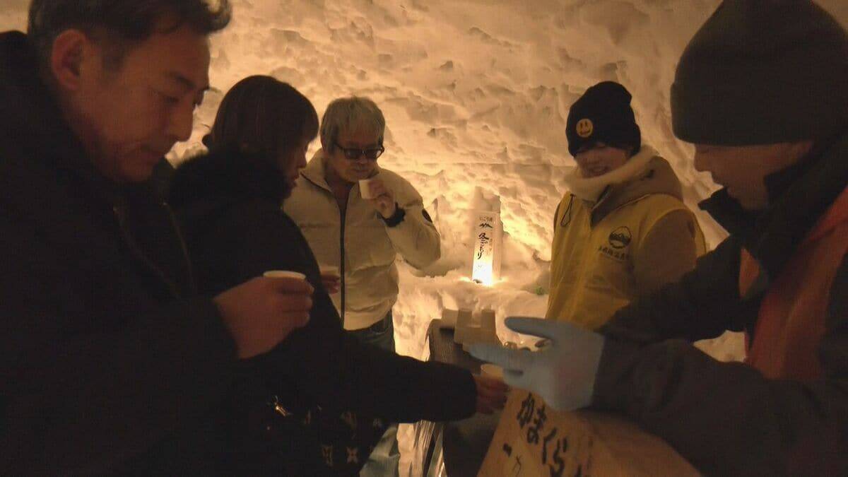 ほのかな明かりに包まれ｢中尾かまくらまつり｣始まる 獅子舞披露され地酒も 2月10日まで 岐阜･新穂高温泉 中尾白山神社