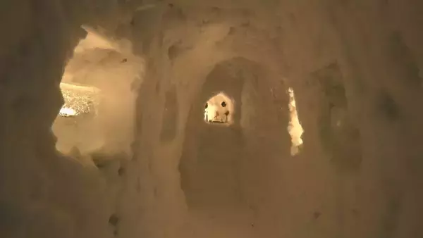 「ほのかな明かりに包まれ｢中尾かまくらまつり｣始まる 獅子舞披露され地酒も 2月10日まで 岐阜･新穂高温泉 中尾白山神社」の画像