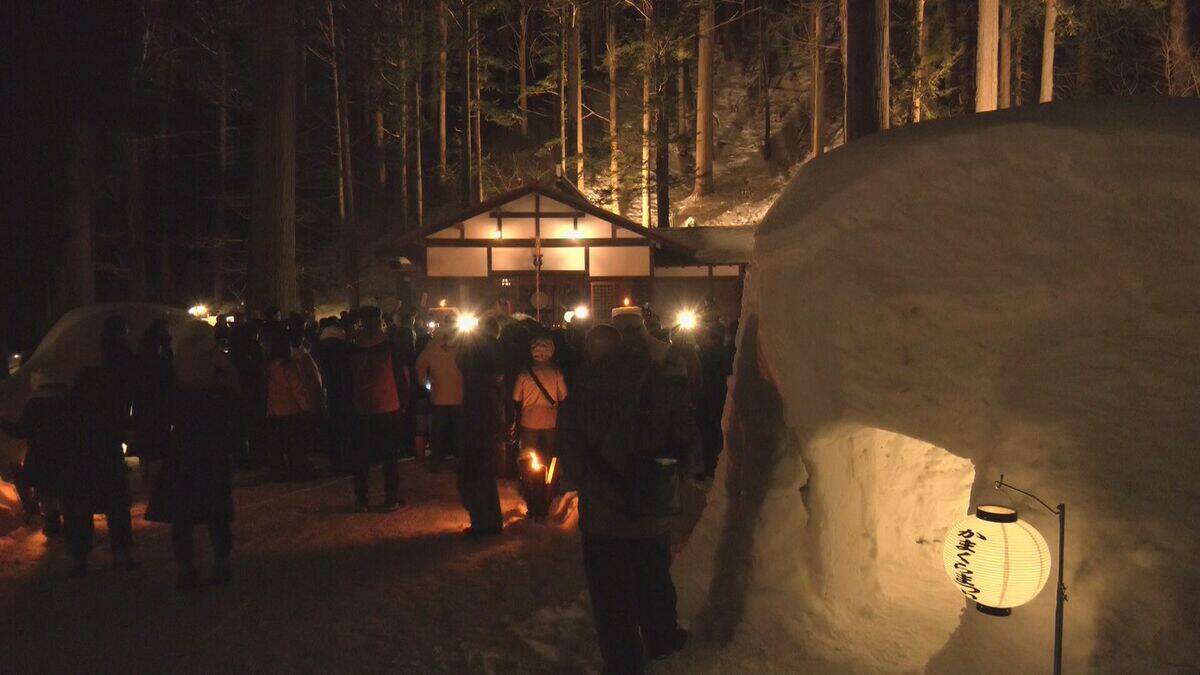 ほのかな明かりに包まれ｢中尾かまくらまつり｣始まる 獅子舞披露され地酒も 2月10日まで 岐阜･新穂高温泉 中尾白山神社