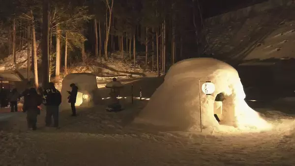 「ほのかな明かりに包まれ｢中尾かまくらまつり｣始まる 獅子舞披露され地酒も 2月10日まで 岐阜･新穂高温泉 中尾白山神社」の画像