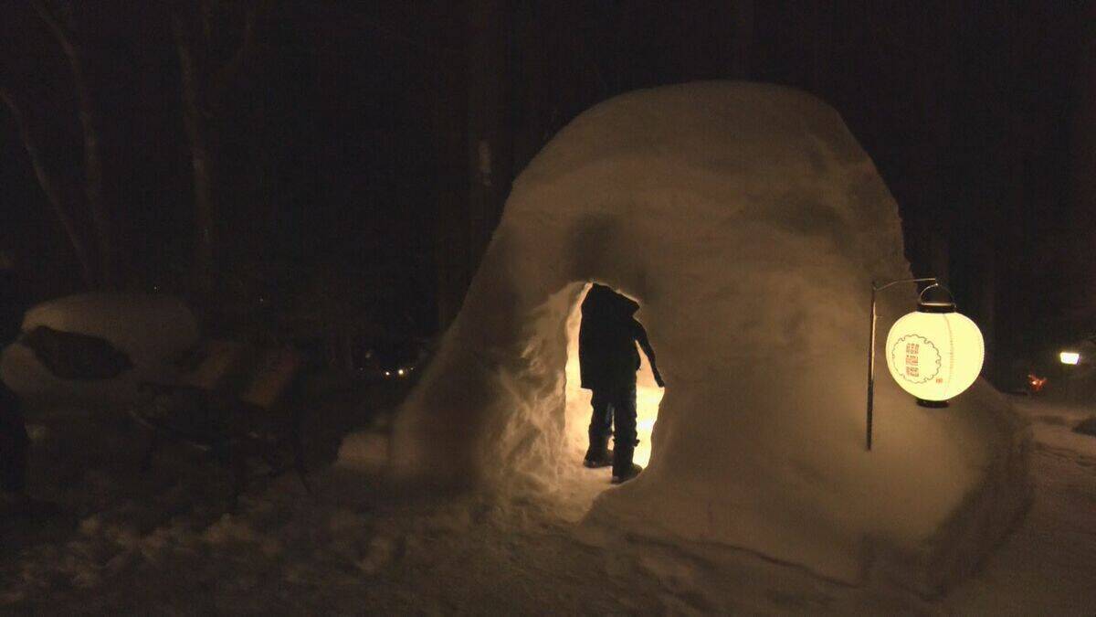 ほのかな明かりに包まれ｢中尾かまくらまつり｣始まる 獅子舞披露され地酒も 2月10日まで 岐阜･新穂高温泉 中尾白山神社