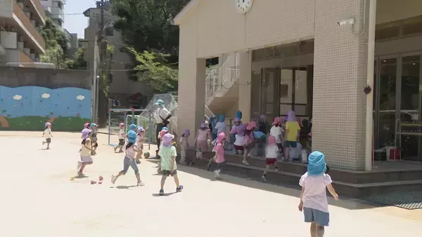 「厳しい暑さから園児を守る 体の“中側”と“外側”から熱中症対策 ミストにこまめな水分・塩分補給…｢顔が赤くなった子｣や｢汗をかいていない子｣をチェック」の画像