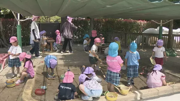 「厳しい暑さから園児を守る 体の“中側”と“外側”から熱中症対策 ミストにこまめな水分・塩分補給…｢顔が赤くなった子｣や｢汗をかいていない子｣をチェック」の画像