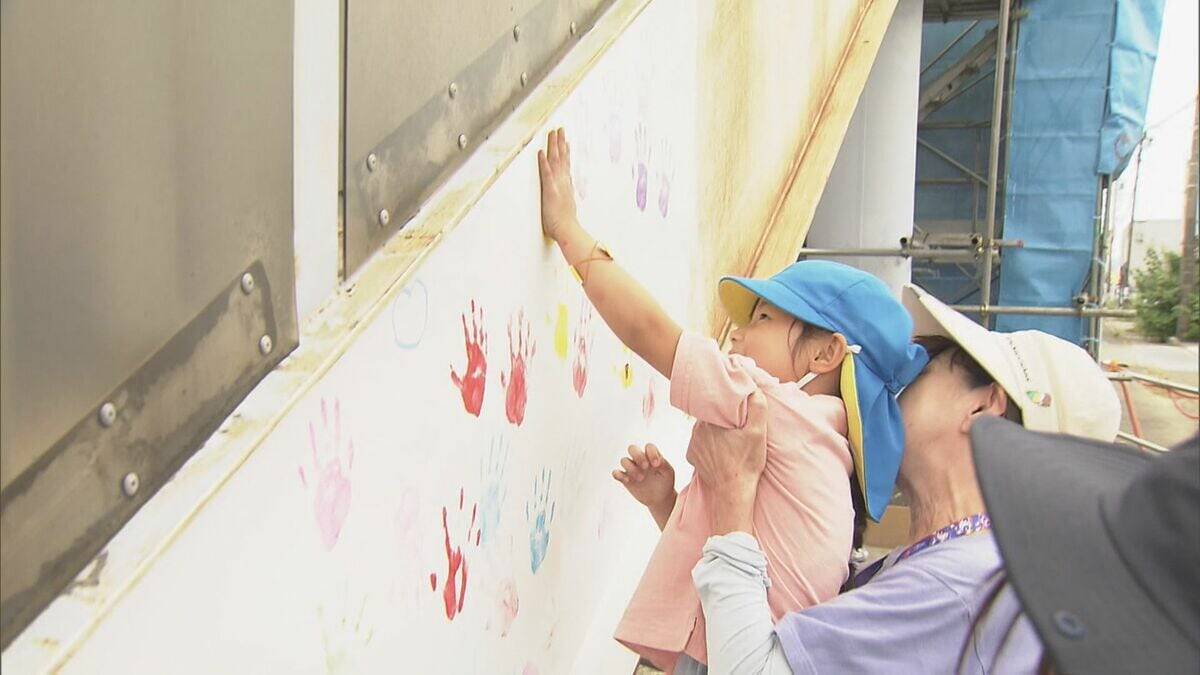｢守ってくれてありがとう｣ 園児らが撤去される歩道橋を“渡り納め” 感謝のメッセージや歌で別れ告げる 43年前に設置 老朽化や利用者の減少で