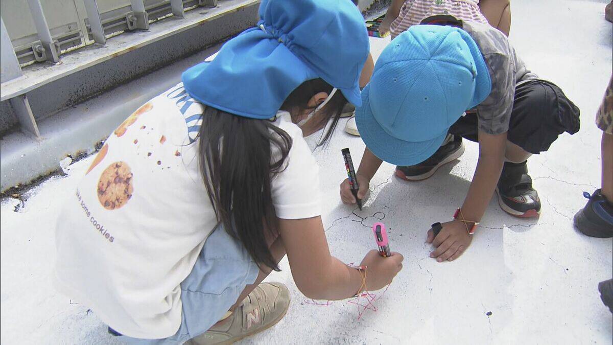 ｢守ってくれてありがとう｣ 園児らが撤去される歩道橋を“渡り納め” 感謝のメッセージや歌で別れ告げる 43年前に設置 老朽化や利用者の減少で