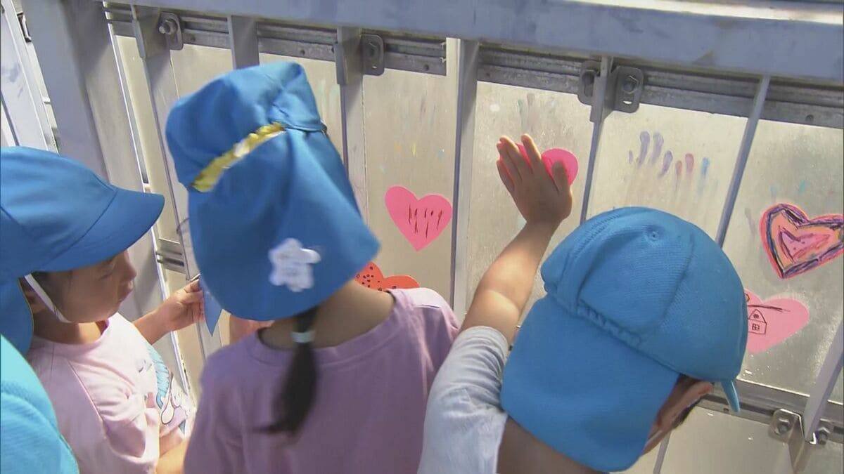 ｢守ってくれてありがとう｣ 園児らが撤去される歩道橋を“渡り納め” 感謝のメッセージや歌で別れ告げる 43年前に設置 老朽化や利用者の減少で