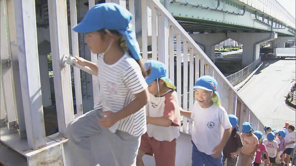 ｢守ってくれてありがとう｣ 園児らが撤去される歩道橋を“渡り納め” 感謝のメッセージや歌で別れ告げる 43年前に設置 老朽化や利用者の減少で