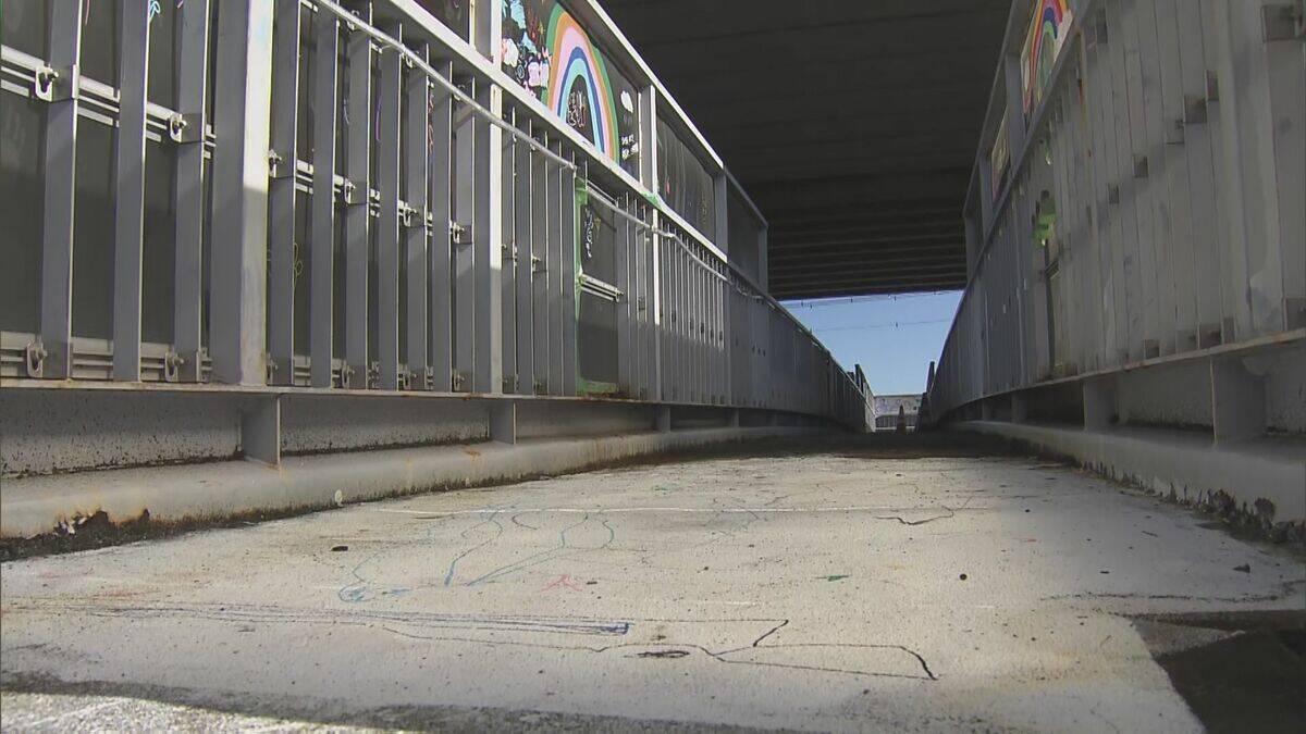 ｢守ってくれてありがとう｣ 園児らが撤去される歩道橋を“渡り納め” 感謝のメッセージや歌で別れ告げる 43年前に設置 老朽化や利用者の減少で