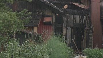 ｢家が燃えています｣ 住宅火災で1人暮らしの男性と連絡取れず 隣接する住宅2軒の一部も焼ける 岐阜･各務原市