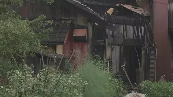 ｢家が燃えています｣ 住宅火災で1人暮らしの男性と連絡取れず 隣接する住宅2軒の一部も焼ける 岐阜･各務原市
