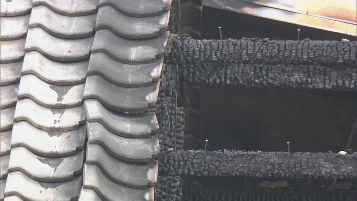 ｢家が燃えています｣ 住宅火災で1人暮らしの男性と連絡取れず 隣接する住宅2軒の一部も焼ける 岐阜･各務原市