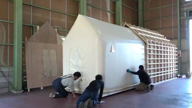 数時間で建つ“簡易住宅” インスタントハウスがさらに進化 ｢ホームベーカリーみたいに箱の中で膨らませる｣ 軽い･安い･部品が少ない
