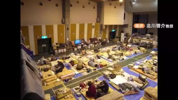 「数時間で建つ“簡易住宅” インスタントハウスがさらに進化 ｢ホームベーカリーみたいに箱の中で膨らませる｣ 軽い･安い･部品が少ない」の画像