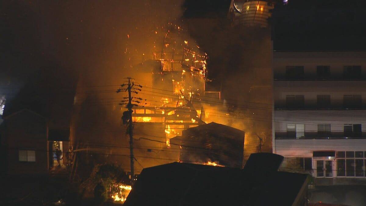 住宅火災 2人病院に搬送 激しい炎あがり消火活動急ぐ 愛知・尾張旭市 名鉄瀬戸線は平常運転【速報】