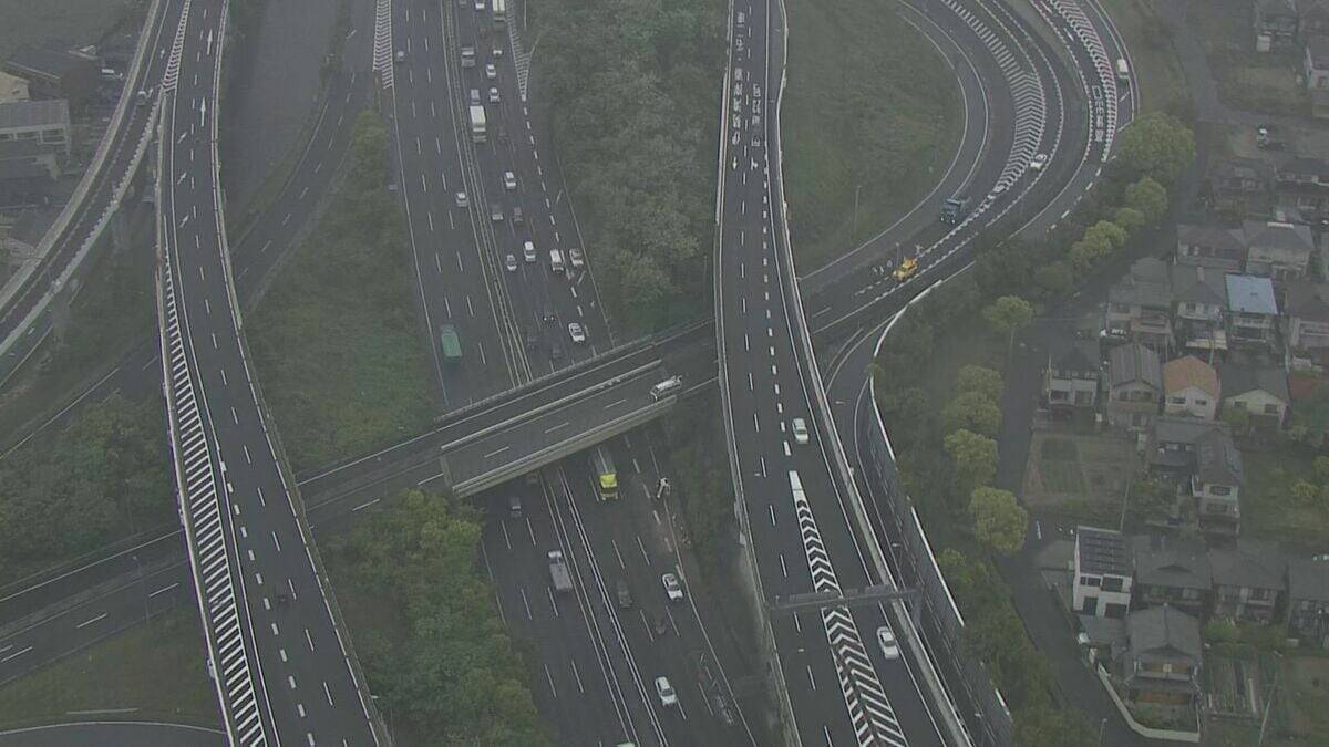 【速報】トラックが高速結ぶ道路から落下 “ガードレールを突き破って国道に落ちた” 50代男性を病院に搬送 名古屋･緑区