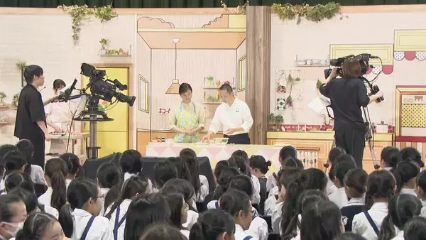 ｢キユーピー3分クッキング｣ 小学校体育館で公開収録 5年生と6年生が見学 調理も手伝う ｢うちで作ってみようと思った…｣ 名古屋･千種区