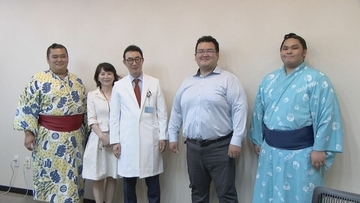 元琴奨菊･秀ノ山親方らが病院を訪問 握手やサインなどで入院患者を笑顔に ｢うれしかった｣｢来てくれるなんて奇跡｣ 愛知･一宮市