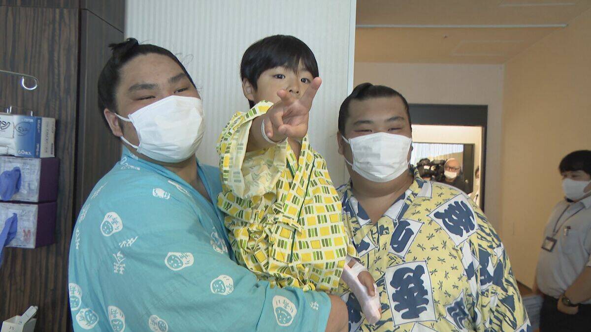 元琴奨菊･秀ノ山親方らが病院を訪問 握手やサインなどで入院患者を笑顔に ｢うれしかった｣｢来てくれるなんて奇跡｣ 愛知･一宮市