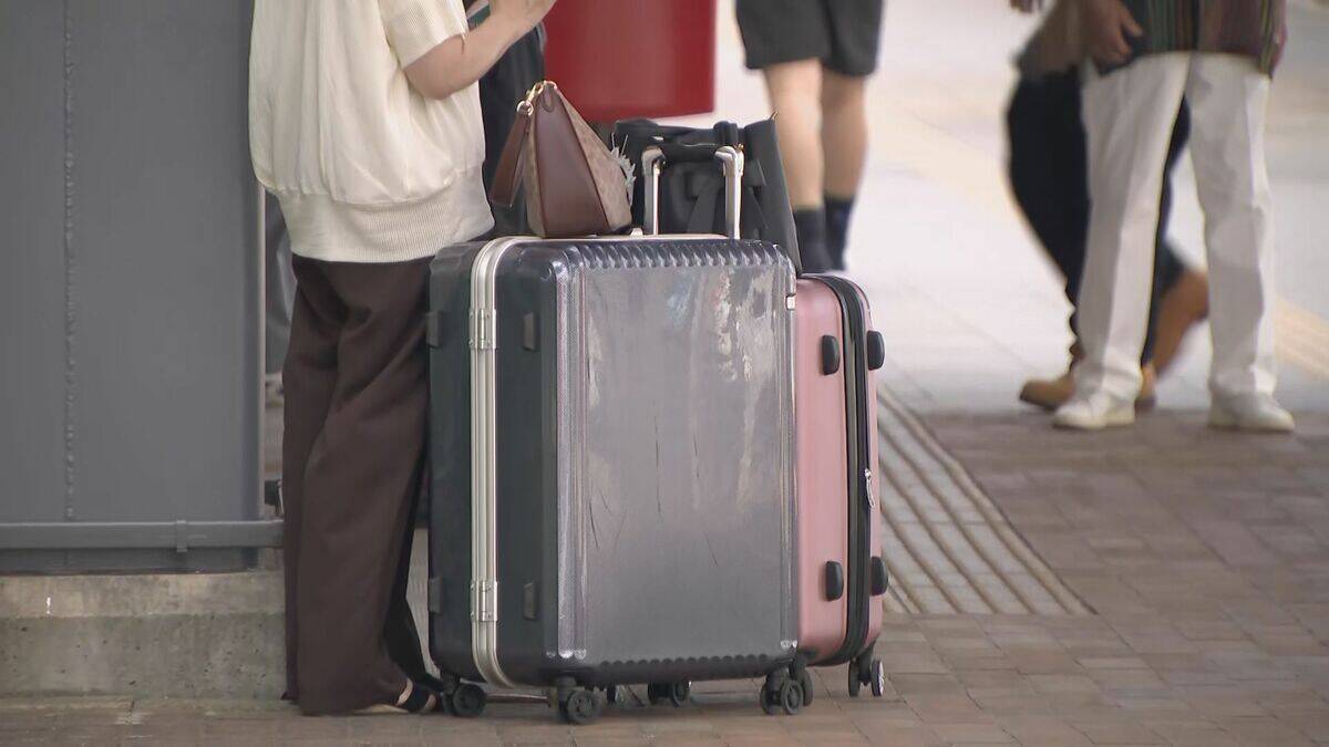 名鉄常滑線の駅の線路内で19歳女性が特急列車にはねられ死亡  一部区間で一時運転見合わせに お盆休みで空港へ向かう旅行客に影響 愛知・知多市