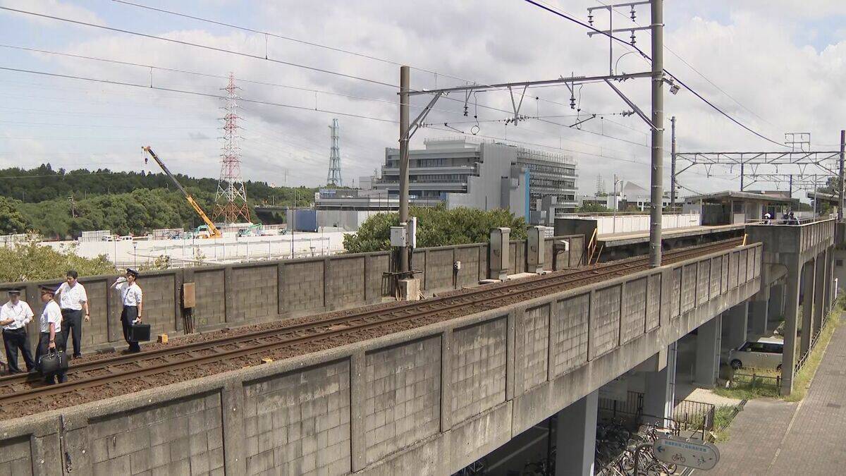 名鉄常滑線の駅の線路内で19歳女性が特急列車にはねられ死亡  一部区間で一時運転見合わせに お盆休みで空港へ向かう旅行客に影響 愛知・知多市