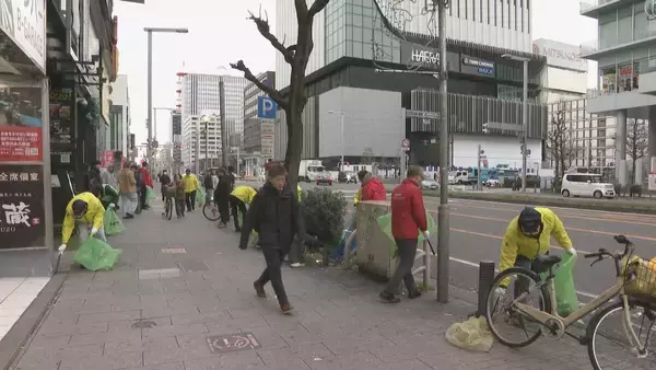 ｢心をきれいに新年を｣ クリスマス翌日の名古屋･栄で約500人がごみミ拾い 出勤前の30分で120袋分のごみ集まる アジア大会見据え美化意識の向上目指す