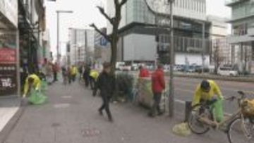 ｢心をきれいに新年を｣ クリスマス翌日の名古屋･栄で約500人がごみミ拾い 出勤前の30分で120袋分のごみ集まる アジア大会見据え美化意識の向上目指す