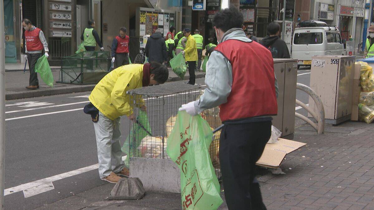 ｢心をきれいに新年を｣ クリスマス翌日の名古屋･栄で約500人がごみミ拾い 出勤前の30分で120袋分のごみ集まる アジア大会見据え美化意識の向上目指す
