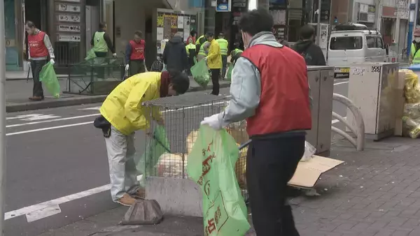 「｢心をきれいに新年を｣ クリスマス翌日の名古屋･栄で約500人がごみミ拾い 出勤前の30分で120袋分のごみ集まる アジア大会見据え美化意識の向上目指す」の画像