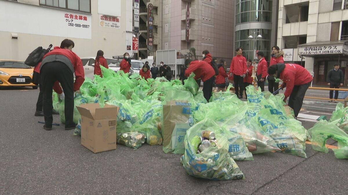 ｢心をきれいに新年を｣ クリスマス翌日の名古屋･栄で約500人がごみミ拾い 出勤前の30分で120袋分のごみ集まる アジア大会見据え美化意識の向上目指す