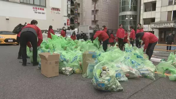 「｢心をきれいに新年を｣ クリスマス翌日の名古屋･栄で約500人がごみミ拾い 出勤前の30分で120袋分のごみ集まる アジア大会見据え美化意識の向上目指す」の画像