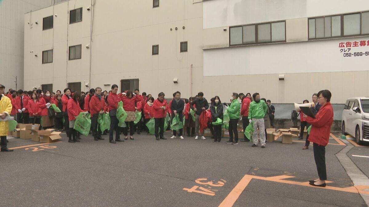 ｢心をきれいに新年を｣ クリスマス翌日の名古屋･栄で約500人がごみミ拾い 出勤前の30分で120袋分のごみ集まる アジア大会見据え美化意識の向上目指す