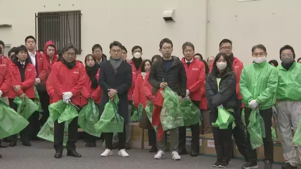 「｢心をきれいに新年を｣ クリスマス翌日の名古屋･栄で約500人がごみミ拾い 出勤前の30分で120袋分のごみ集まる アジア大会見据え美化意識の向上目指す」の画像