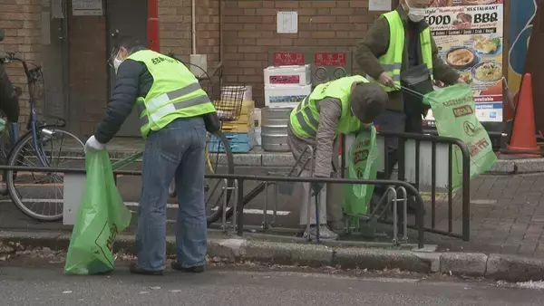 「｢心をきれいに新年を｣ クリスマス翌日の名古屋･栄で約500人がごみミ拾い 出勤前の30分で120袋分のごみ集まる アジア大会見据え美化意識の向上目指す」の画像