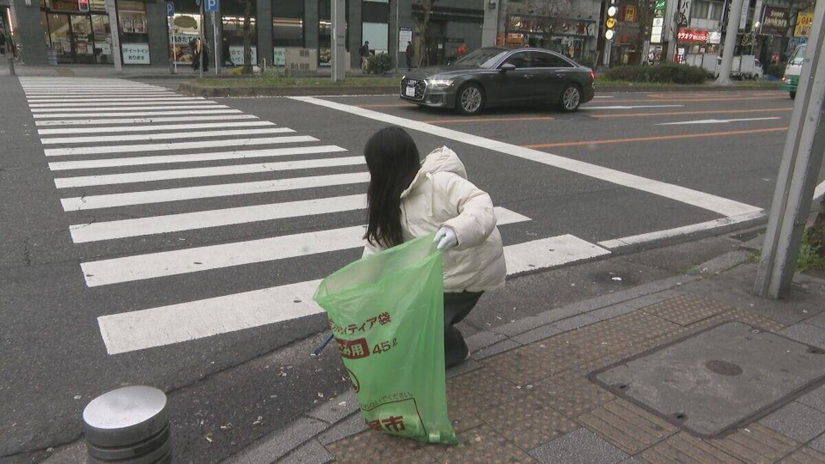 ｢心をきれいに新年を｣ クリスマス翌日の名古屋･栄で約500人がごみミ拾い 出勤前の30分で120袋分のごみ集まる アジア大会見据え美化意識の向上目指す