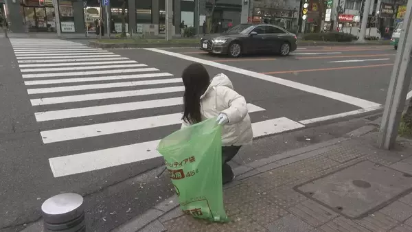 「｢心をきれいに新年を｣ クリスマス翌日の名古屋･栄で約500人がごみミ拾い 出勤前の30分で120袋分のごみ集まる アジア大会見据え美化意識の向上目指す」の画像