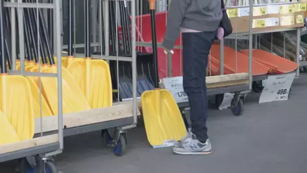 「“大雪”に備えて必要なものは？手軽に装着できる布製タイヤチェーンやタイヤに吹き付けるスプレーなど… 事前準備しておくといい雪グッズは？」の画像