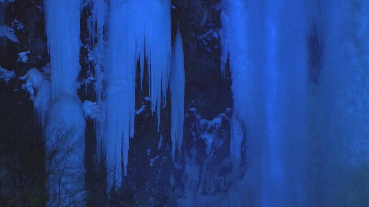｢日本の滝百選｣ 高さ64メートルの平湯大滝が氷結し幻想的にライトアップ 2月25日までのまつり期間中は毎日花火の打ち上げも 岐阜・高山市