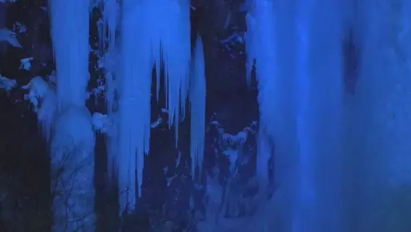 「｢日本の滝百選｣ 高さ64メートルの平湯大滝が氷結し幻想的にライトアップ 2月25日までのまつり期間中は毎日花火の打ち上げも 岐阜・高山市」の画像