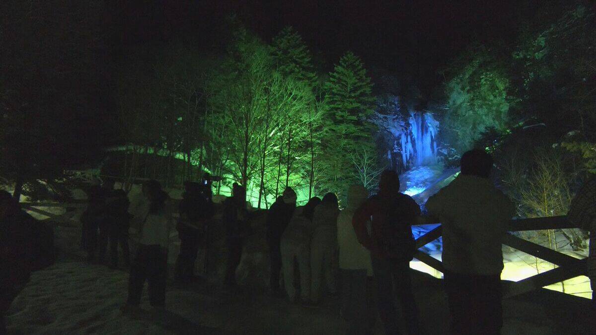 ｢日本の滝百選｣ 高さ64メートルの平湯大滝が氷結し幻想的にライトアップ 2月25日までのまつり期間中は毎日花火の打ち上げも 岐阜・高山市