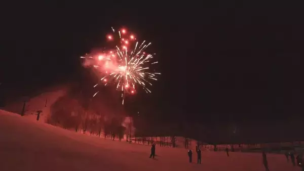 「｢日本の滝百選｣ 高さ64メートルの平湯大滝が氷結し幻想的にライトアップ 2月25日までのまつり期間中は毎日花火の打ち上げも 岐阜・高山市」の画像