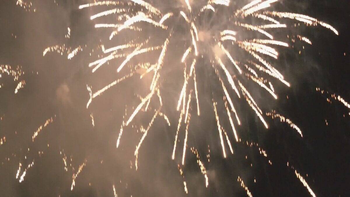 ｢日本の滝百選｣ 高さ64メートルの平湯大滝が氷結し幻想的にライトアップ 2月25日までのまつり期間中は毎日花火の打ち上げも 岐阜・高山市