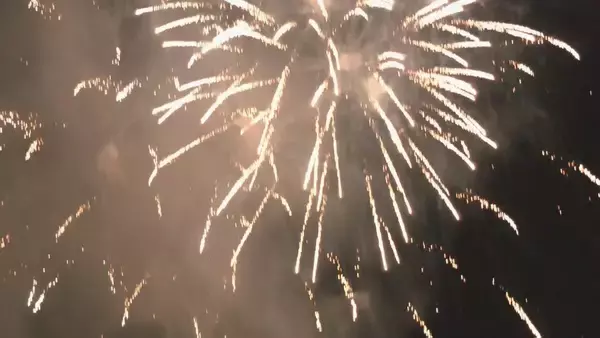 「｢日本の滝百選｣ 高さ64メートルの平湯大滝が氷結し幻想的にライトアップ 2月25日までのまつり期間中は毎日花火の打ち上げも 岐阜・高山市」の画像