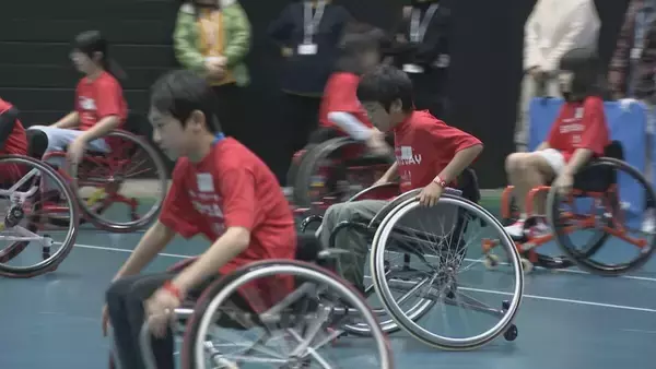 「車いすテニス小田凱人選手(19) 愛知県体育館でスポーツ教室 刈谷市出身の近藤大生選手(43)と共に 地球温暖化対策も学ぶ」の画像