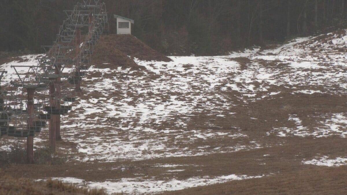 スキー場が雪不足でオープン延期 ｢1センチでも多く雪が降ってくれれば｣ 場内のカフェやレストランも営業を見送りに 岐阜･飛騨市